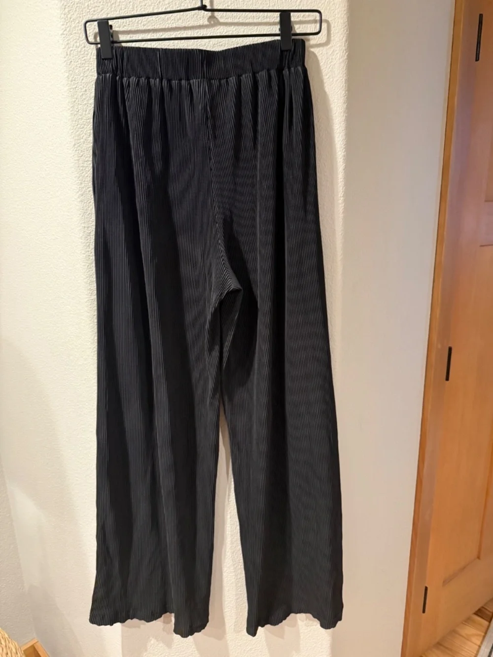 Alo High-Waist Micro Plisse Straight Leg Pant - Black Size M